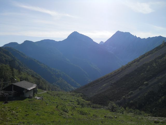 Razgled s poti na Košutico (levo) in Veliki vrh Košute (desno)