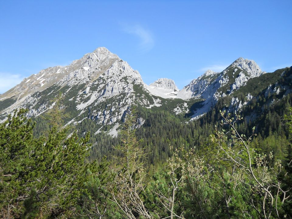 Razgled s poti na Vrtačo, Zelenjak in Palec (od leve proti desni)