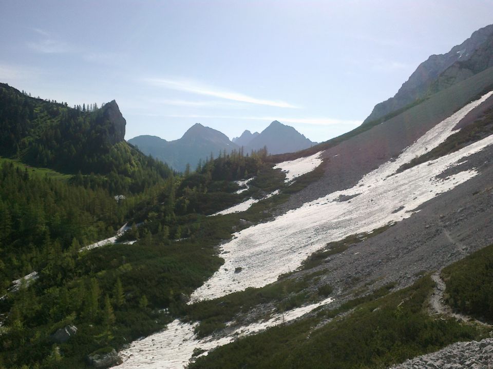 Razgled na našo prehojeno pot ter Košutico (levo) in Veliki vrh Košute (desno)