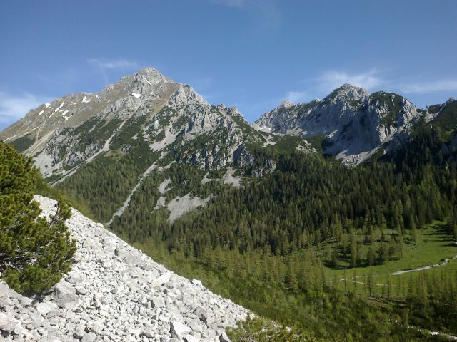 Razgled s poti na Vrtačo (levo) in Palec (desno)