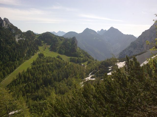 Razgled s poti na Košutico (levo) in Veliki vrh Košute (desno)