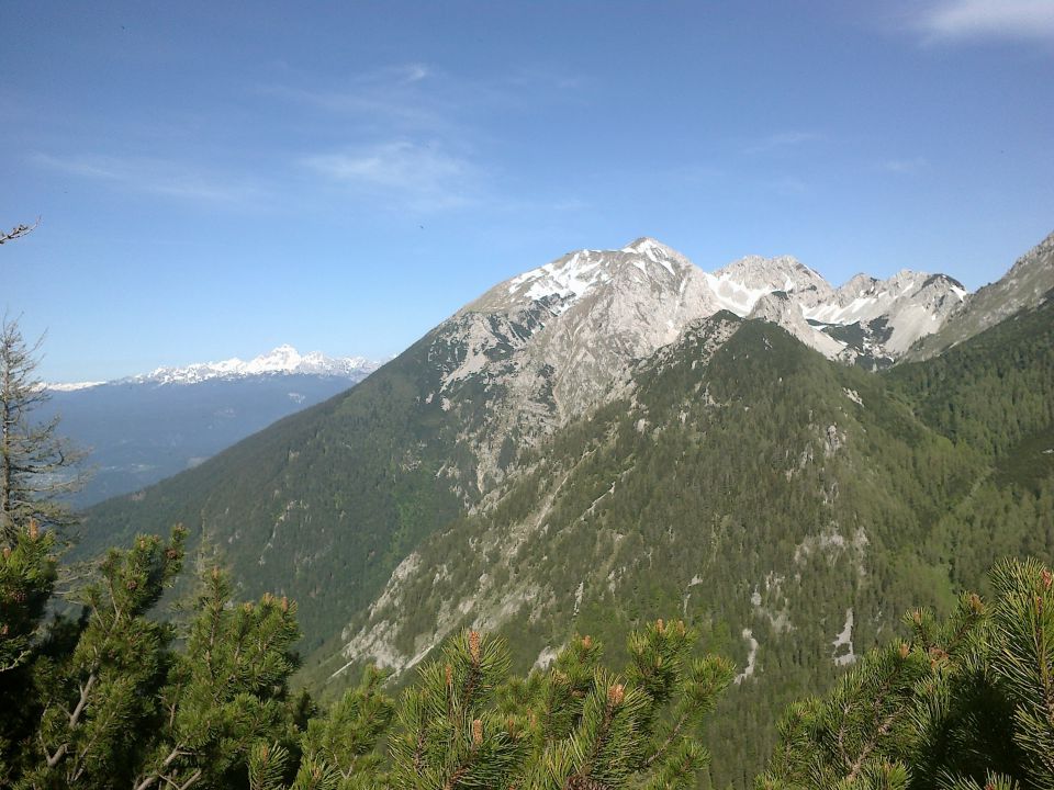 Razgled s poti na Stol in Julijske alpe v daljavi
