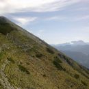 Kmalu se nam razkrije razgled na vrh Begunjščice in Kamniško-Savinjske alpe v daljavi