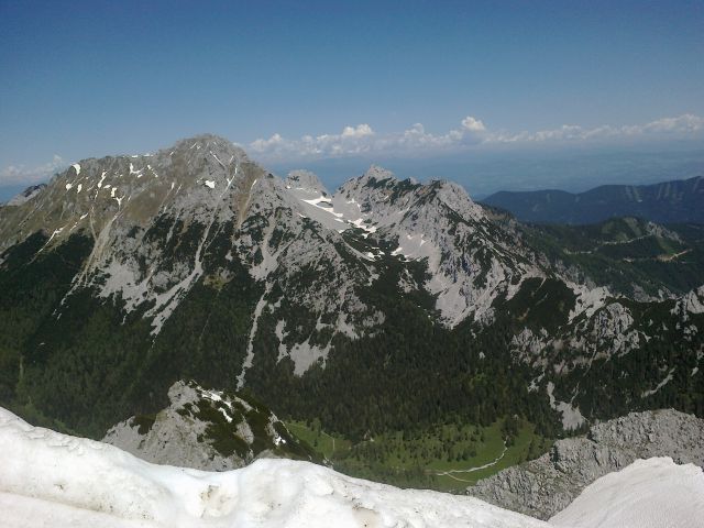 Razgled z vrha na Vrtačo, Zelenjak in Palec (od leve proti desni)