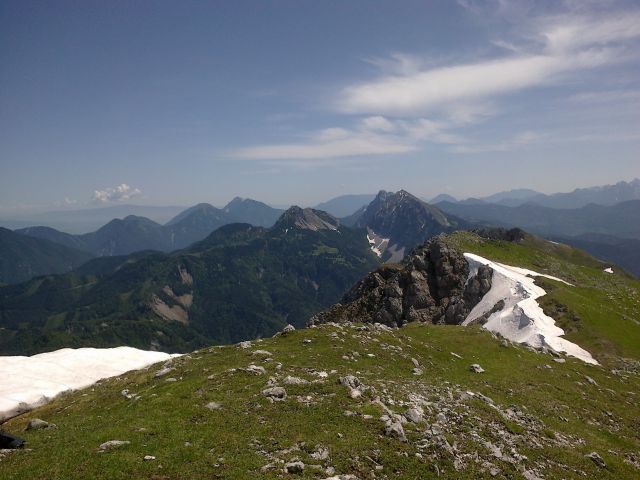 Razgled na Košutico (levo) in Veliki vrh Košute (desno) ter Kamniško-Savinjske alpe