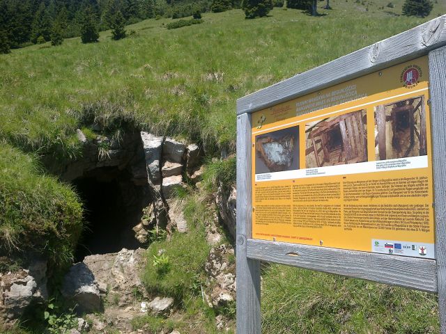 Informativna tabla pred rudnikom mangana na Begunjščici