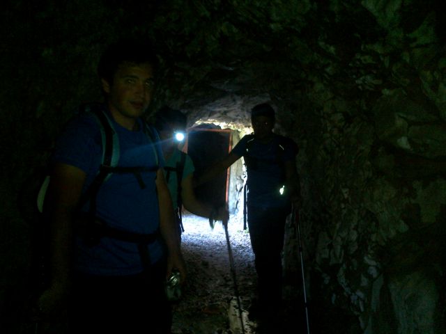 Pot skozi Bornove tunele