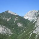 Razgled iz poti na Košutico (levo) in Veliki vrh Košute (desno)