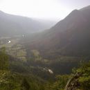 Razgled s poti v dolino na Mojstrano in Jerebikovec nad njo