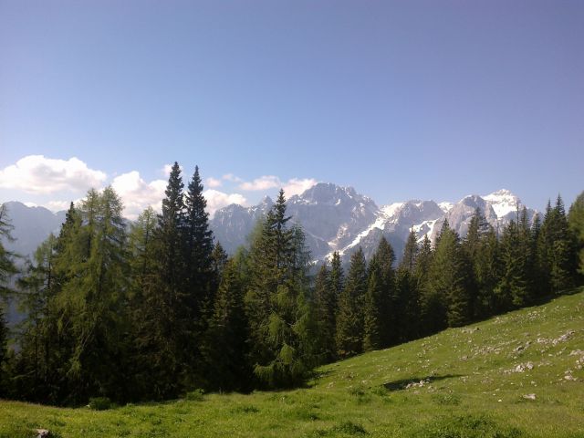 Prekrasen razgled s travnika na Rjavino (levo) in Triglav (desno)