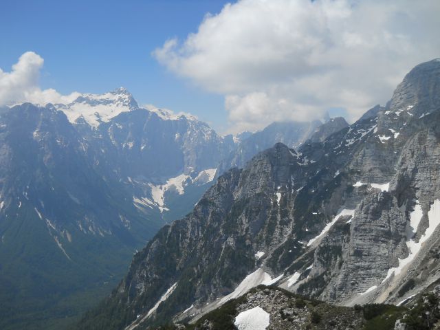 Razgled z vrha na Triglav (levo) in Stenar v oblakih (desno)