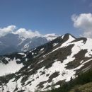 Razgled z vrha na Sleme (v ospredju) ter Rjavino (levo) in Triglav (desno) v ozadju