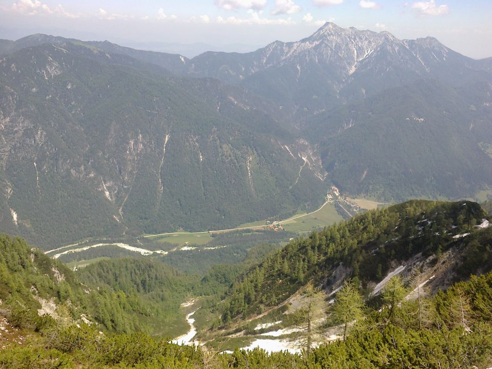 Razgled z vrha v dolino ter Kepo nad njo