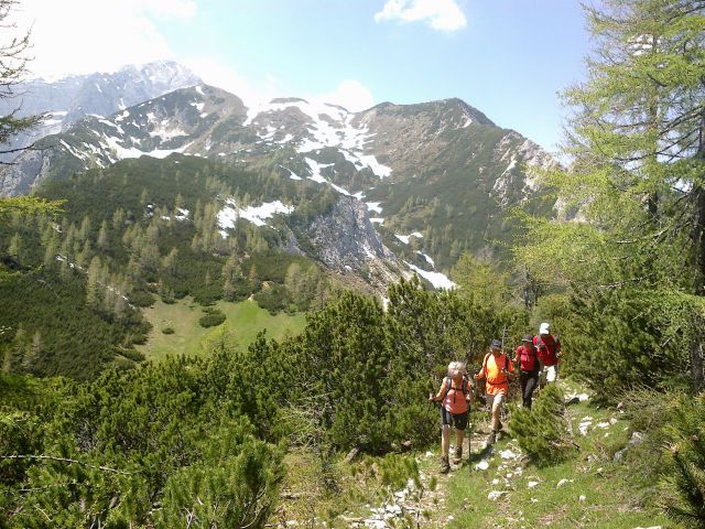 Pot na Vrtaški vrh (razgled zadaj: levo Sleme, desno Drobeče Sleme)
