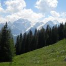 Razgled z Vrtaške planine na Rjavino (levo) in Triglav (desno)