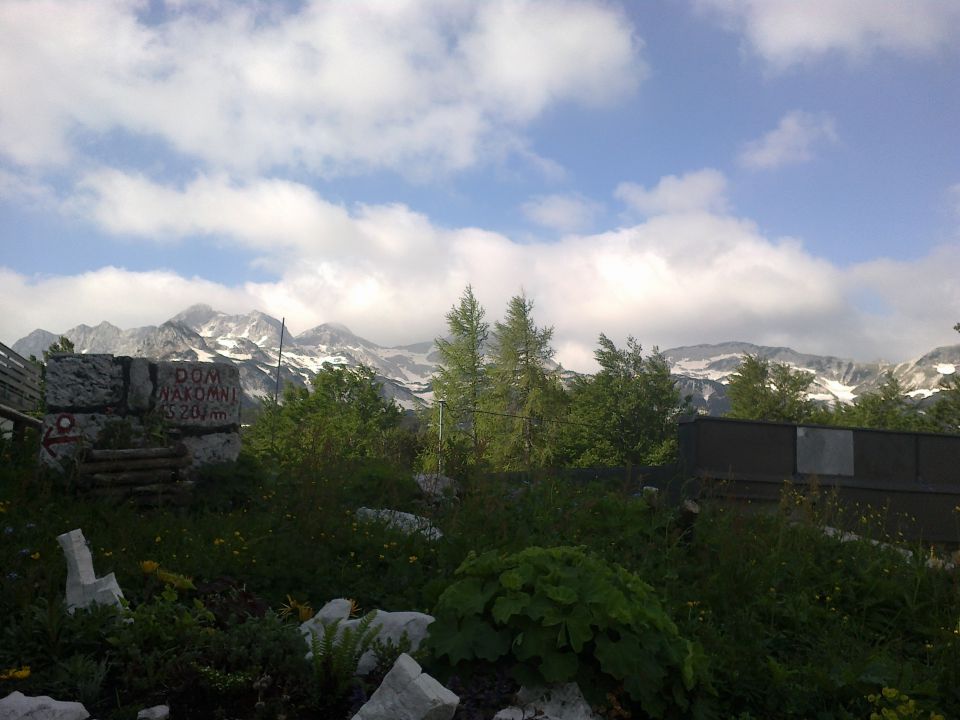 Prečudovit razgled na Bohinjske alpe pri Domu na Komni