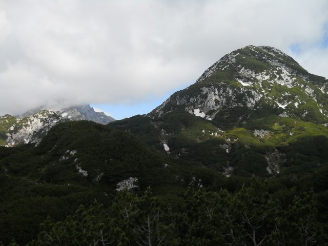 Razgled na Ojstrico (levo v oblaku) in Veliki vrh (desno)