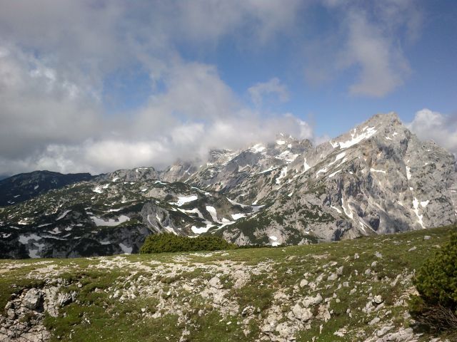 Razgled s travnika na Lučkega Dedca, Planjavo in Ojstrico (od leve proti desni)