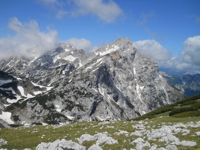 Razgled iz vrha na Planjavo (levo) in Ojstrico (desno)