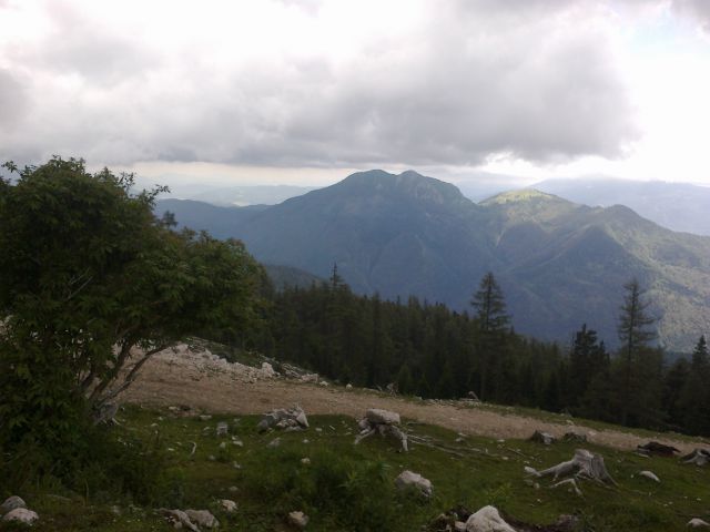 Razgled s planine na Veliki Rogatec (levo) in Lepenatko (desno)