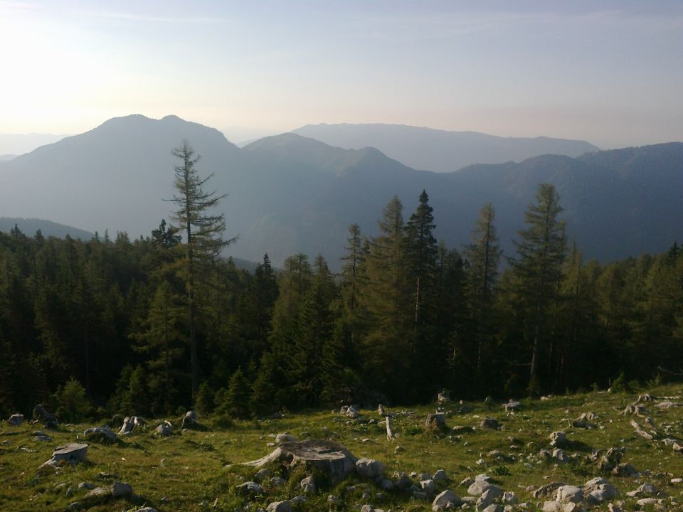Razgled iz planine na Veliki Rogatec, Lepenatko in Menino planino (od leve proti desni)