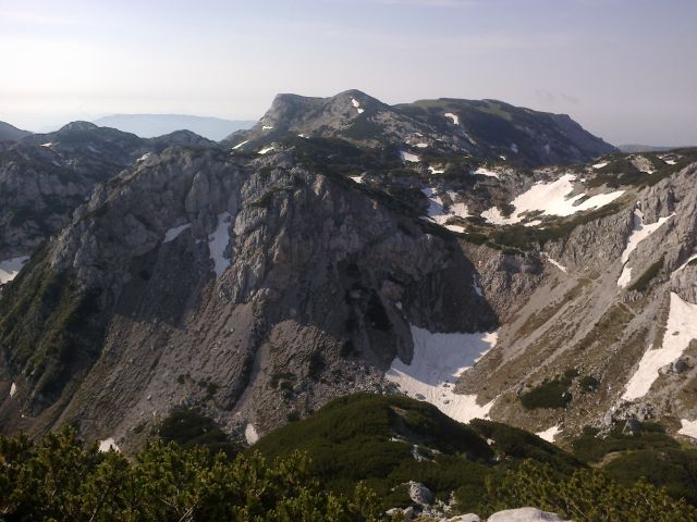 Razgled s poti na našo prehojeno pot in planote okoli Deske