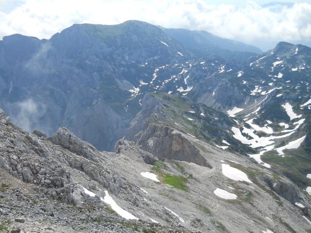 Razgled z vrha na Veliki vrh (Vežo) in celotni JV greben Ojstrice