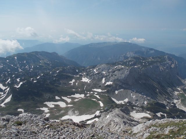 Razgled z vrha na Desko, Veliko Planino in Lučkega Dedca (od leve proti desni)