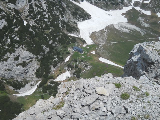 Razgled z vrha navzdol na Kocbekov dom na Korošici