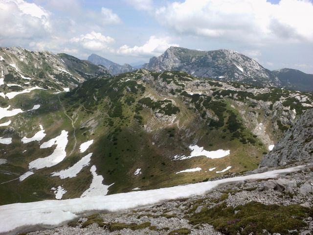 Razgled z vrha na Raduho (levo) in Veliki vrh - Vežo (desno)