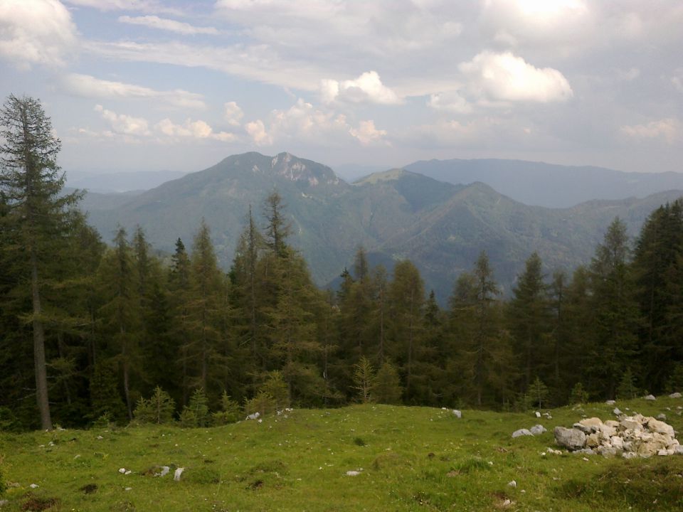 Razgled s planine na Veliki Rogatec, Lepenatko in Menino planino (od leve proti desni)