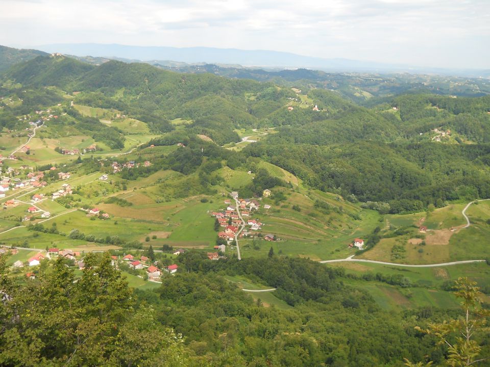 Razgled pri križu v dolino in v daljavo na Pohorje