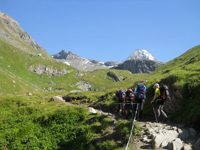 Vzpon naprej proti koči Stüdlhütte in razgled na Großglockner