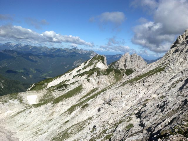 Razgled na Veliko Babo, Ledinski vrh in Storžek (od leve proti desni)