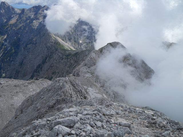 Razgled z vrha na Kamniško sedlo in Brano