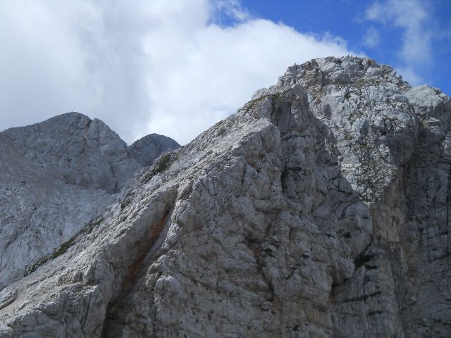 Razgled z vrha na Kranjsko Rinko (levo) in Koroško Rinko (desno)