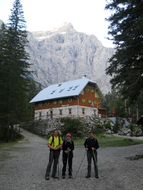 Izhodišče pri Aljaževem domu v Vratih (1015m)