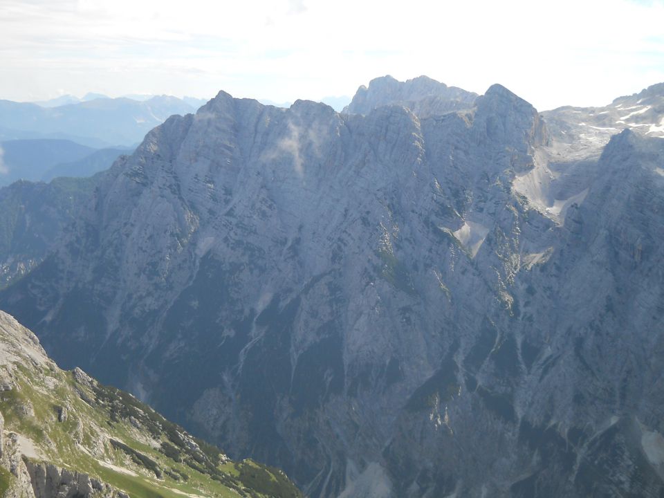 Razgled z vrha na Cmir, Rjavino in Begunjski vrh (od leve proti desni)