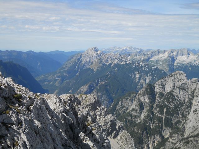 Razgled z vrha na Bavški Grintavec in Kanin (v ozadju)