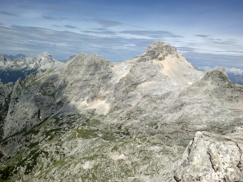 Razgled z vrha na Jalovec, Planjo in Razor (od leve proti desni)