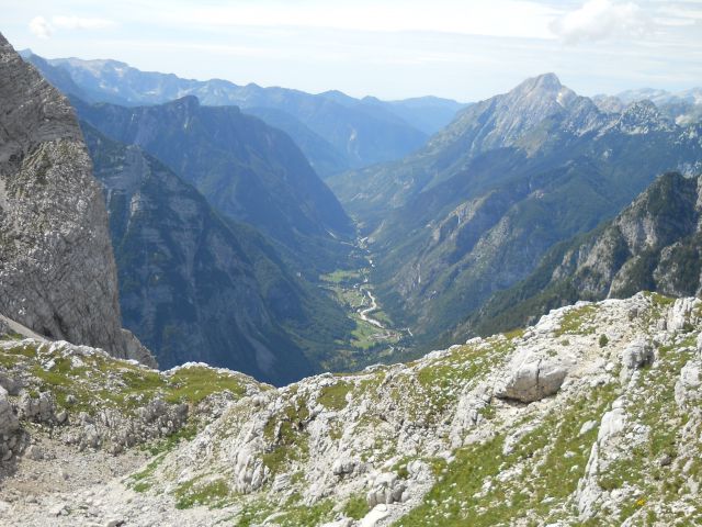 Razgled s poti na dolino Trente in Bavški Grintavec nad njo