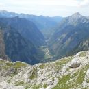 Razgled s poti na dolino Trente in Bavški Grintavec nad njo