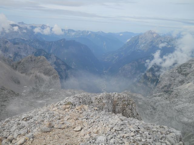 Razgled z vrha na dolino Trente in okoliške vrhove