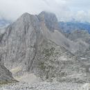 Razgled iz vrha na Bovški Gamsovec (levo) in Pihavec (desno)