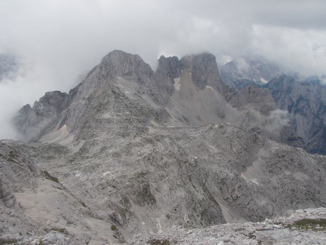 Razgled z vrha na Bovški Gamsovec (levo), Pihavec (desno) in Kriške Pode