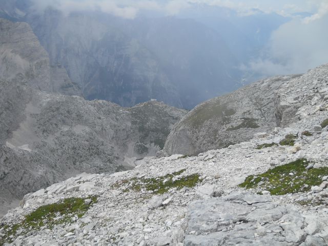 Razgled z vrha na Pogačnikov dom na Kriških Podih