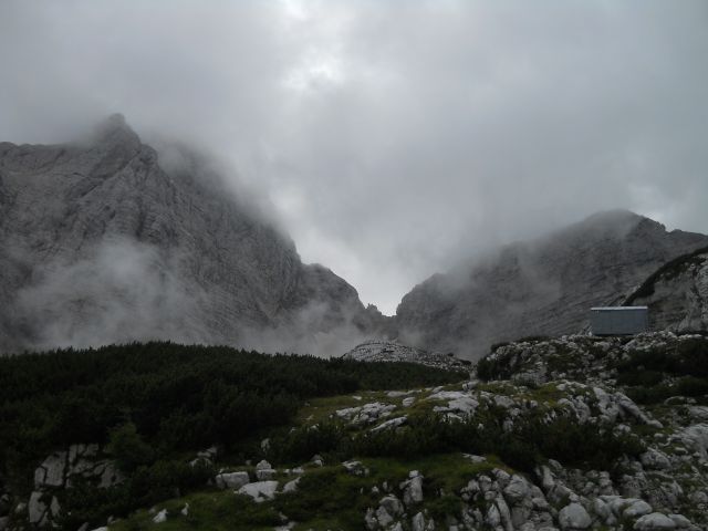 Razgled s poti na Stenar (levo) in Križ (desno) ter Bivak IV na Rušju