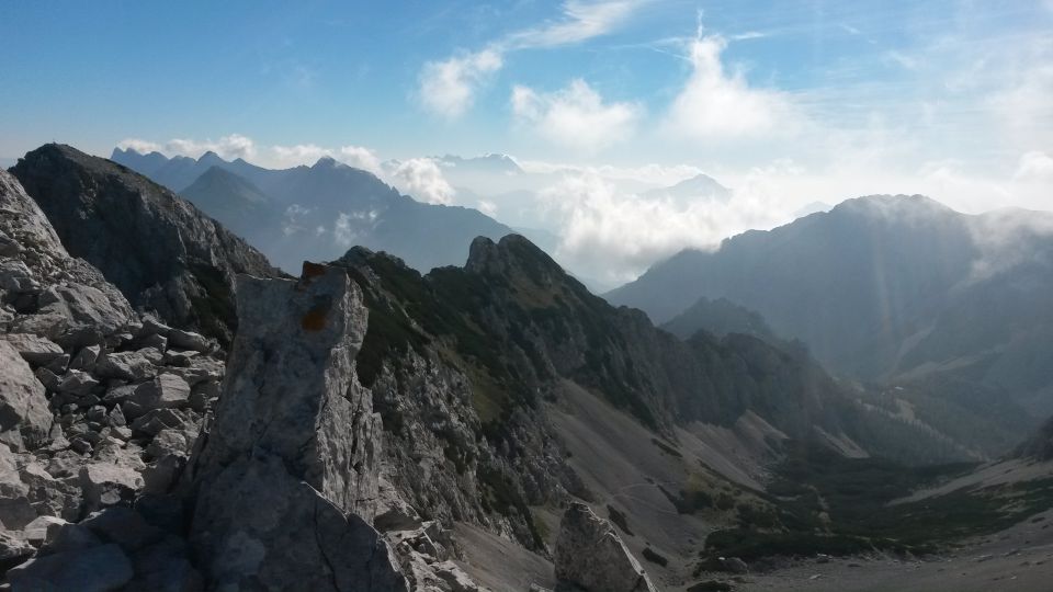 Razgled na Palec (levo), Kamniško-Savinjske alpe (v ozadju) in Begunjščico (desno)