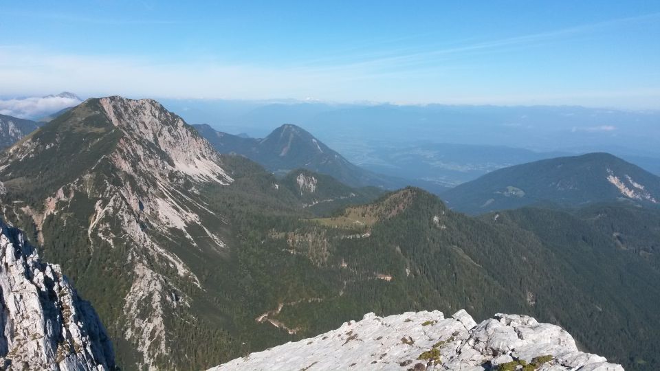 Razgled z vrha na Ovčji vrh (levo) in proti severu v Avstrijo