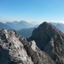 Razgled z vrha na Palec (v ospredju) in Kamniško-Savinjske alpe (v ozadju)